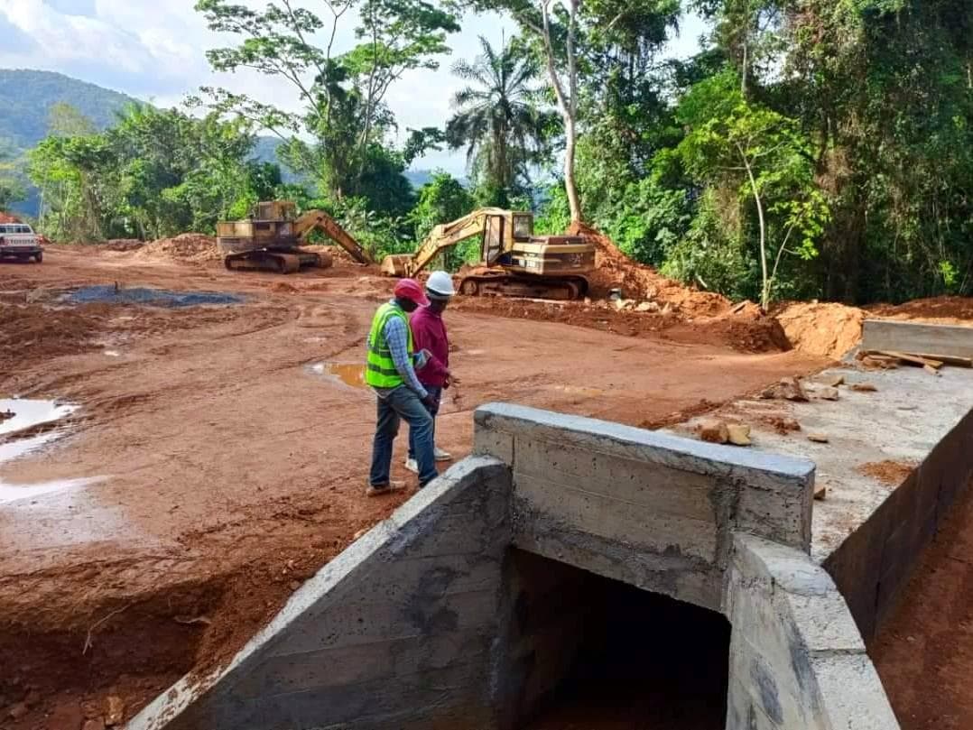 Travaux de dalot et de route avec des pelles