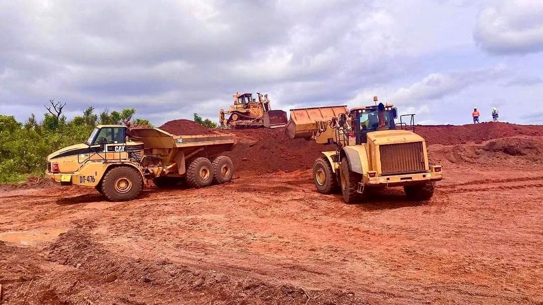 Tombereau articulé, chargeuse et bulldozer sur un chantier de terrassement